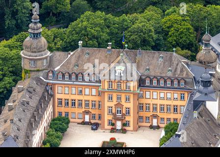 Luftbild, Schloss Berleburg, Residenzschloss der Familie Sayn-Wittgenstein, Bad Berleburg, Wittgensteiner Land, Nordrhein-Westfalen, Deutschland ACHTUNGxMINDESTHONORARx60xEURO *** vue aérienne, château de Berleburg, château résidentiel de la famille Sayn Wittgenstein, Bad Berleburg, pays de Wittgensteiner Land, Rhénanie du Nord-Westphalie, MINESTHONGONGORTHONGROXEURO Banque D'Images