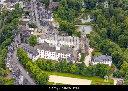 Luftbild, Schloss Berleburg, Residenzschloss der Familie Sayn-Wittgenstein, Bad Berleburg, Wittgensteiner Land, Nordrhein-Westfalen, Deutschland ACHTUNGxMINDESTHONORARx60xEURO *** vue aérienne, château de Berleburg, château résidentiel de la famille Sayn Wittgenstein, Bad Berleburg, pays de Wittgensteiner Land, Rhénanie du Nord-Westphalie, MINESTHONGONGORTHONGROXEURO Banque D'Images