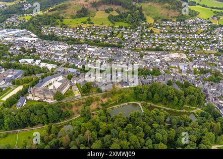 Luftbild, Schloss und Ortsansicht Wohngebiet, Johannes-Althusius-Gymnasium, Amtsgericht und Polizeiwache, Marien Kirche an der Poststraße Bundesstraße B480, vorne der Schlosspark, Bad Berleburg, Wittgensteiner Land, Nordrhein-Westfalen, Deutschland ACHTUNGxMINDESTHONORARx60xEURO *** vue aérienne, château et vue sur le quartier résidentiel, Johannes Althusius Gymnasium, tribunal et commissariat de police, église St Marien sur la route fédérale Poststraße B480, devant le parc du château, Bad Berleburg, Wittgensteiner Land, Rhénanie du Nord-Westphalie, Allemagne ACHTUNGxMINDESTHONORARx60xEURO Banque D'Images