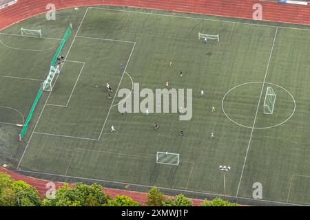 Luftbild, Fußballstadion Leichtathletikstadion Auf dem Stöppel, Sportplatz Bad Berleburg, Jugenspieler auf dem Feld, Bad Berleburg, Wittgensteiner Land, Nordrhein-Westfalen, Deutschland ACHTUNGxMINDESTHONORARx60xEURO *** vue aérienne, stade de football Athletics Stadium Auf dem Stöppel, Bad Berleburg, jeunes joueurs sur le terrain, Bad Berleburg, Bad Berleburg, West, West, Allemagne, WestminerxRHTUNGHTUNRHONGHTUNRHONXRHONXEURHONXEURxRHONORAXEURxRxRHONORARHONGORL Banque D'Images
