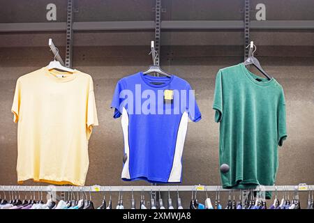 T-shirts de sport multicolores pour hommes sweat-shirts dans le département des sports du supermarché. Vie quotidienne, style décontracté Banque D'Images