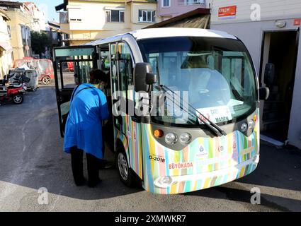 BUYUKADA, ISTANBUL, TURQUIE-05 NOVEMBRE 2021 : personnes non identifiées prenant le transport public électrique Banque D'Images