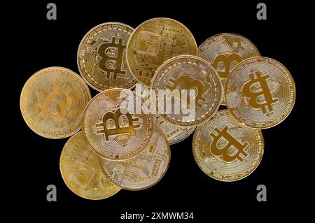 Bitcoin (BTC) coin, une image d'une crypto-monnaie sous la forme d'une pièce d'or reposant sur un fond noir Banque D'Images
