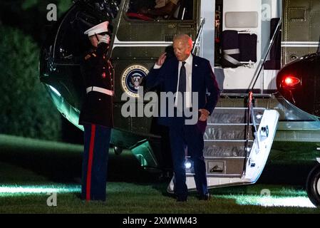 Washington, États-Unis. 30 juillet 2024. Le président américain Joe Biden quitte Marine One sur la pelouse sud de la Maison Blanche à Washington, DC le 30 juillet 2014. Crédit : Ken Cedeno/Pool via CNP crédit : Abaca Press/Alamy Live News Banque D'Images