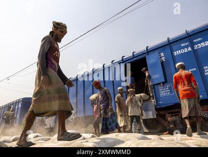 Travailleurs bangladais déchargeant des sacs de ciment d'un train, Khulna Division, Abhaynagar, Bangladesh Banque D'Images