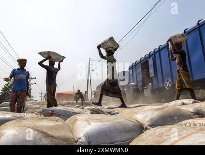 Travailleurs bangladais déchargeant des sacs de ciment d'un train, Khulna Division, Abhaynagar, Bangladesh Banque D'Images