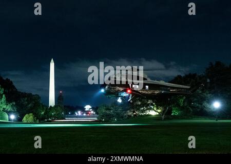 Washington, États-Unis. 30 juillet 2024. Marine One transportant le président américain Joe Biden arrive sur la pelouse sud de la Maison Blanche à Washington, DC le 30 juillet 2014. Crédit : Ken Cedeno/Pool via CNP crédit : Abaca Press/Alamy Live News Banque D'Images