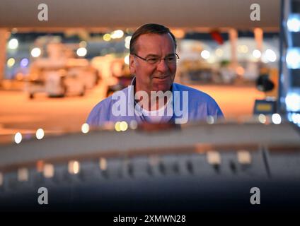 Honolulu, États-Unis. 30 juillet 2024. Le ministre de la Défense Boris Pistorius (SPD) arrive à l'aéroport international d'Honolulu. Le politicien du SPD se rend à Hawaï, en Corée du Sud et aux Philippines pour un voyage de plusieurs jours et visite également l'exercice militaire Rim of the Pacific mené par les États-Unis (RIMPAC, 26.06. au 02.08.2024). Crédit : Soeren Stache/dpa/Alamy Live News Banque D'Images