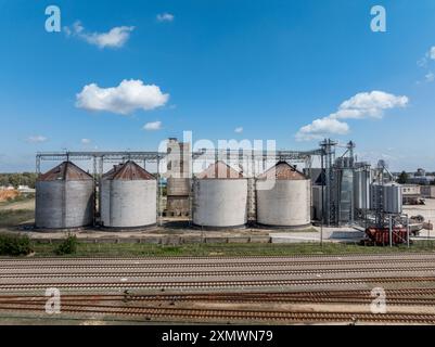 Usine de fabrication agro-transformation pour le traitement, le séchage, le nettoyage et le stockage des produits agricoles, la récolte des céréales. Silos modernes. élévateur de grain fa Banque D'Images