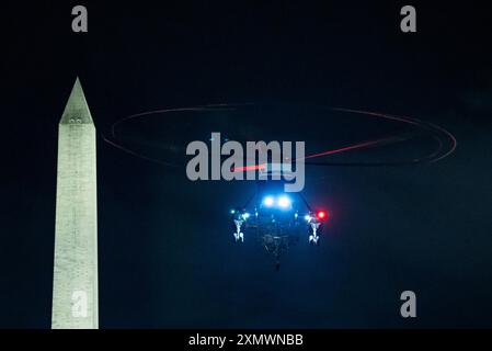 Washington, États-Unis d'Amérique. 30 juillet 2024. Marine One transportant le président américain Joe Biden arrive sur la pelouse sud de la Maison Blanche à Washington, DC le 30 juillet 2014. Crédit : Ken Cedeno/Pool/Sipa USA crédit : Sipa USA/Alamy Live News Banque D'Images