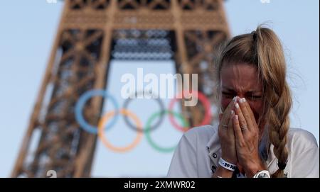 Pékin, France. 29 juillet 2024. Pauline Ferrand Prevot, médaillée d'or féminine en vélo de montagne, pleure au Champions Park pour les Jeux Olympiques de Paris 2024 à Paris, France, le 29 juillet 2024. Crédit : Li Ying/Xinhua/Alamy Live News Banque D'Images