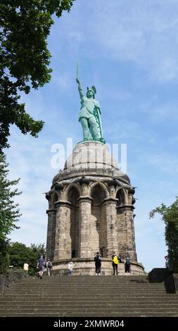 Detmold, Allemagne - 25 juillet 2024 : touristes à Hermannsdenkmal, monument commémoratif pour le chef de guerre cherusci Arminius ou Hermann en allemand Banque D'Images