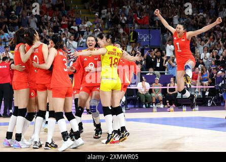 Pékin, France. 29 juillet 2024. Les athlètes de l'équipe de Chine célèbrent la victoire après la ronde préliminaire féminine de volleyball Un match entre la Chine et les États-Unis aux Jeux Olympiques de Paris 2024 à Paris, France, le 29 juillet 2024. Crédit : Lai Xiangdong/Xinhua/Alamy Live News Banque D'Images