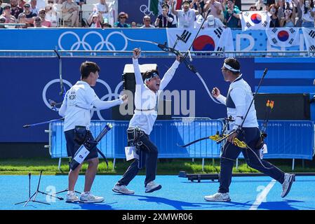 Pékin, France. 29 juillet 2024. Équipe Corée du Sud célébrons après le match pour la médaille d'or par équipe masculine entre la Corée du Sud et la France de tir à l'arc aux Jeux Olympiques de Paris 2024 à Paris, France, le 29 juillet 2024. Crédit : Zhu Zheng/Xinhua/Alamy Live News Banque D'Images