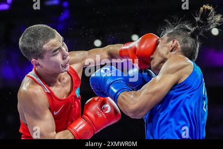 Pékin, France. 29 juillet 2024. Bazarbay Uulu Mukhammedsabyr (rouge) du Kazakhstan concourt contre Chu en Lai du Taipei chinois lors de la ronde préliminaire masculine de boxe de 63 kg du 16e match des Jeux Olympiques de Paris 2024 à Paris, France, le 29 juillet 2024. Crédit : Jiang Wenyao/Xinhua/Alamy Live News Banque D'Images