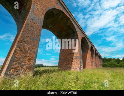 Gros plan des arches de l'ancien viaduc victorien de brique rouge désaffecté près de Marefield, John O'Gaunt et Twyford dans le Leicestershire, Angleterre, Royaume-Uni Banque D'Images