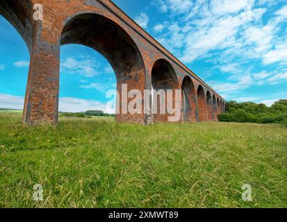 Gros plan des arches de l'ancien viaduc victorien de brique rouge désaffecté près de Marefield, John O'Gaunt et Twyford dans le Leicestershire, Angleterre, Royaume-Uni Banque D'Images