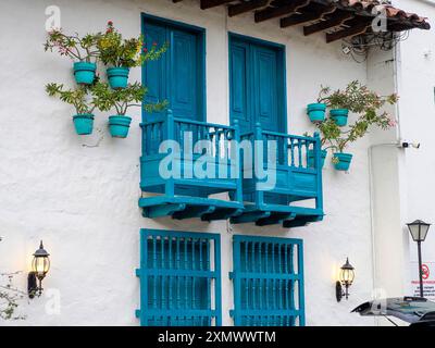 Doradal colombien santorin pittoresque village blanc et bleu maison grecque style en Colombie Banque D'Images