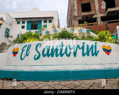 Doradal colombien santorin pittoresque village blanc et bleu maison grecque style en Colombie Banque D'Images