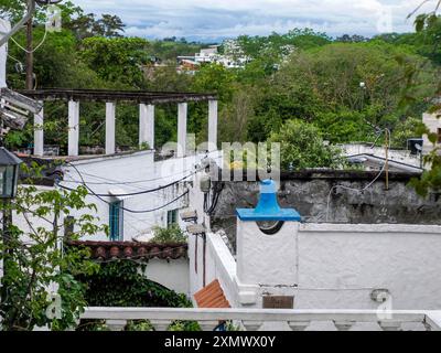 Doradal colombien santorin pittoresque village blanc et bleu maison grecque style en Colombie Banque D'Images