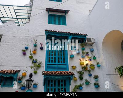 Doradal colombien santorin pittoresque village blanc et bleu maison grecque style en Colombie Banque D'Images