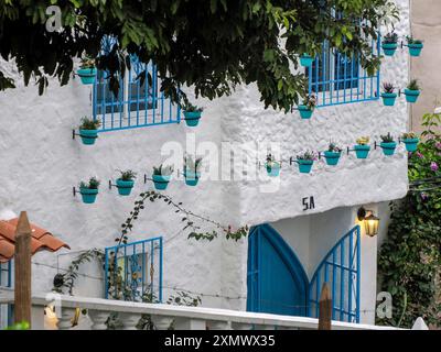 Doradal colombien santorin pittoresque village blanc et bleu maison grecque style en Colombie Banque D'Images