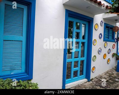 Doradal colombien santorin pittoresque village blanc et bleu maison grecque style en Colombie Banque D'Images