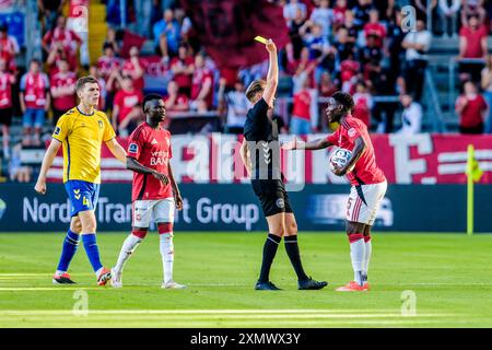 Brondby, Danemark. 29 juillet 2024. Mikkel Redder livre Hamza Barry (5) de Vejle BK lors du 3F Superliga match entre Broendby IF et Vejle BK au Brondby Stadion. Crédit : Gonzales photo/Alamy Live News Banque D'Images