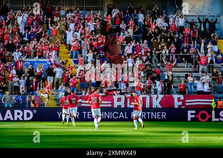 Brondby, Danemark. 29 juillet 2024. Les fans de football de Vejle BK vu en fête après un but lors du match de 3F Superliga entre Broendby IF et Vejle BK au Brondby Stadion. Crédit : Gonzales photo/Alamy Live News Banque D'Images