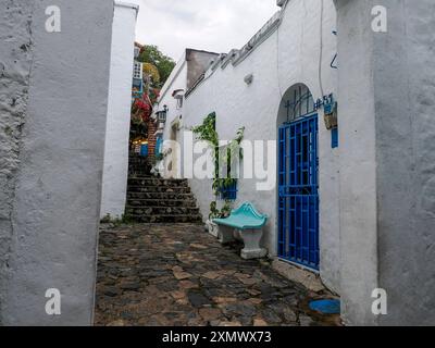 Doradal colombien santorin pittoresque village blanc et bleu maison grecque style en Colombie Banque D'Images