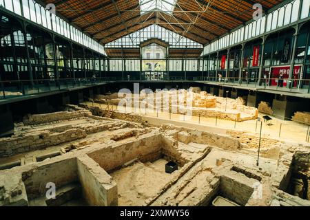 BARCELONE, ESPAGNE - 2 mai 2024 : vue intérieure du Centre de la culture et de la mémoire El Born. Photo de haute qualité Banque D'Images
