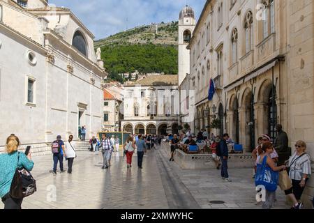 Dubrovnik, Croatie - 5 octobre 2019 : les touristes se promènent dans les rues historiques sous un ciel bleu clair. Banque D'Images