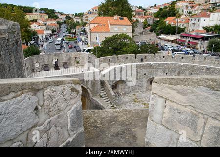 Dubrovnik, Croatie - 5 octobre 2019 : surplombant les anciens remparts de la ville et les rues grouillant de vie. Banque D'Images