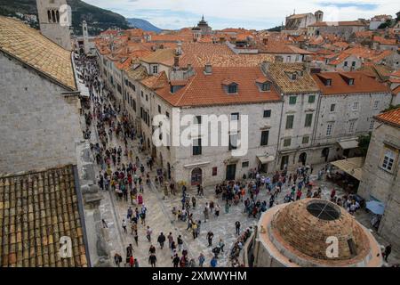 Dubrovnik, Croatie - 5 octobre 2019 : les touristes explorent la place historique de la vieille ville, entourée d'anciens bâtiments en pierre et de murs de la ville. » Banque D'Images