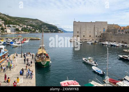 Dubrovnik, Croatie - 5 octobre 2019 : les touristes apprécient une vue panoramique sur les remparts historiques de la ville et le port animé. Banque D'Images