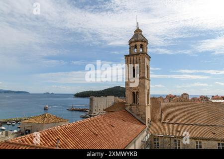 Dubrovnik, Croatie - 5 octobre 2019 : les touristes apprécient la vue panoramique sur les remparts historiques de la ville et la mer Adriatique. Banque D'Images