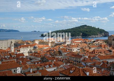 Dubrovnik, Croatie - 5 octobre 2019 : une vue panoramique sur la vieille ville historique et la mer Adriatique. Banque D'Images