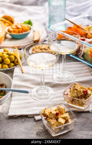 Deux verres de vin et plateau avec appertisseurs pour un pique-nique, manger en plein air Banque D'Images