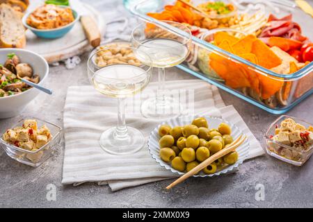 Deux verres de vin et plateau avec appertisseurs pour un pique-nique, manger en plein air Banque D'Images