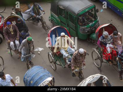 Vue en grand angle des rickshaws dans la circulation, Division de Dhaka, Dhaka, Bangladesh Banque D'Images