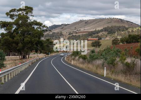 Très peu de trafic autour de la zone rurale de Boomer Bay avec son industrie florissante d'huîtres dans le sud-est de la Tasmanie, en Australie Banque D'Images