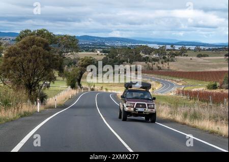 Une cour de vigne avec sa couleur d'automne cuivre/rouge autour de la zone rurale de Boomer Bay avec son industrie florissante d'huîtres dans le sud-est de Tasman Banque D'Images