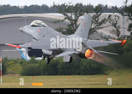 Farnborough, Royaume-Uni, 26 juillet 2024. Le dernier jour du salon aéronautique international de Farnborough 2024, le public est diverti avec des affichages de vol et des affichages statiques de divers avions. Démonstration volante en cours avec un F-16 de la Royal Danish Air Force. Banque D'Images