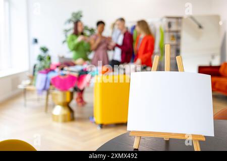 signe de maquette blanc vide, magasin d'occasion, économiser de l'argent et budget familial Banque D'Images