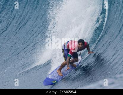 Tahiti, Polynésie française. 29 juillet 2024. Le brésilien Gabriel Medina participe à la manche masculine de surf des Jeux Olympiques de Paris 2024 à Teahupo'o, Tahiti, Polynésie française, le 29 juillet 2024. Crédit : ma Ping/Xinhua/Alamy Live News Banque D'Images