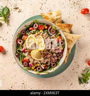 Salade de thon servie dans un bol avec du pain grillé sur le côté, tiré par le haut Banque D'Images