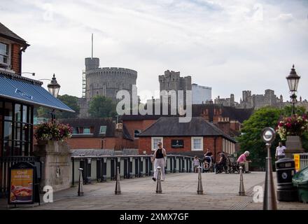 Eton, Windsor, Berkshire, Royaume-Uni. 30 juillet 2024. Les gens sur le pont Windsor ce matin. C'était un début de journée chaleureux aujourd'hui à Eton, Windsor, Berkshire. Les températures devraient atteindre 32 degrés cet après-midi sur ce qui pourrait être le jour le plus chaud de l'année jusqu'à présent. Crédit : Maureen McLean/Alamy Live News Banque D'Images