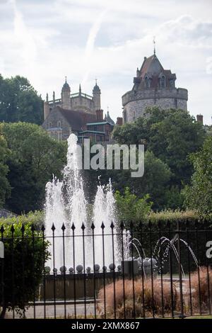 Windsor, Berkshire, Royaume-Uni. 30 juillet 2024. Fontaine du jubilé de diamant avec vue sur le château de Windsor. C'était un début de journée chaleureux aujourd'hui à Windsor, Berkshire. Les températures devraient atteindre 32 degrés cet après-midi sur ce qui pourrait être le jour le plus chaud de l'année jusqu'à présent. Crédit : Maureen McLean/Alamy Live News Banque D'Images