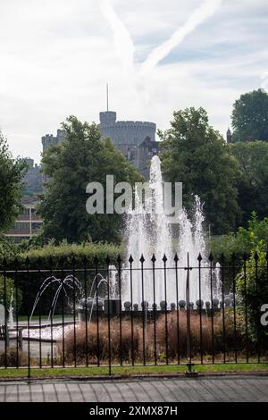 Windsor, Berkshire, Royaume-Uni. 30 juillet 2024. Fontaine du jubilé de diamant avec vue sur le château de Windsor. C'était un début de journée chaleureux aujourd'hui à Windsor, Berkshire. Les températures devraient atteindre 32 degrés cet après-midi sur ce qui pourrait être le jour le plus chaud de l'année jusqu'à présent. Crédit : Maureen McLean/Alamy Live News Banque D'Images