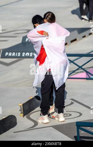 Coco Yoshizawa (R) du Japon remporte la médaille d'or en finale féminine de skateboard de rue aux Jeux Olympiques d'été de Paris, France, serrant sa compatriote Liz Akama (R)(JPN) argent Banque D'Images